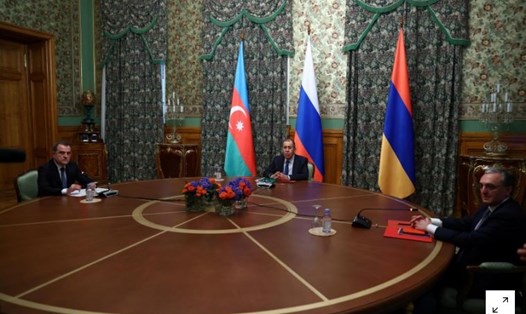 Ngoại trưởng Nga Sergey Lavrov và người đồng cấp Armenia và Azerbaijan đã đàm phán 10 giờ trong ngày 9.10 để đi đến thỏa thuận ngừng bắn ở Nagorno-Karabakh. Ảnh: Reuters.