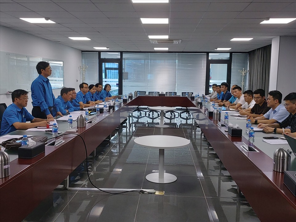 Ông Nguyễn Văn Cảnh - Tỉnh ủy viên, Chủ tịch Liên đoàn Lao động tỉnh Bắc Giang phát biểu tại buổi làm việc với công ty Luxshare - ICT Vân Trung. Ảnh: Nguyễn Thị Kim Thanh.