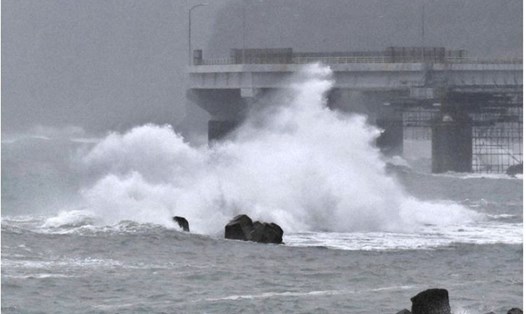 Bão Chan-hom đang tiến sát Nhật Bản gây mưa lớn và nguy cơ lở đất cao. Ảnh: Mainichi