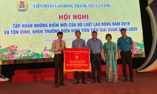 Tập thể thường trực LĐLĐ Đà Nẵng đón nhận Cờ thi đua của Thủ tướng Chính phủ. Ảnh: Tường Minh