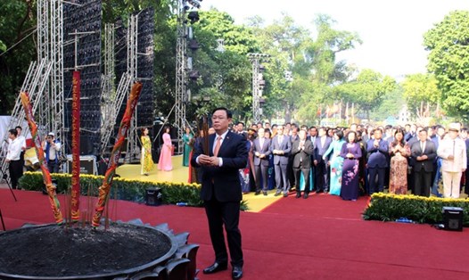 Các lãnh đạo Thành phố dâng hương tại Tượng đài vua Lý Thái Tổ nhân kỷ niệm 1010 năm Thăng Long - Hà Nội. Ảnh: Hanoigov
