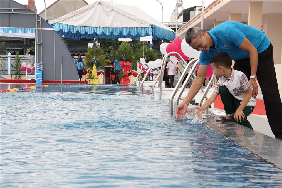 Hồ bơi phục vụ người lao động và con em tại thành phố Thuận An, Bình Dương. Ảnh: Đình Trọng