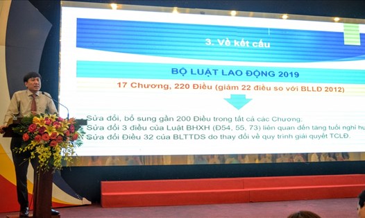 Ông Lê Đình Quảng, Phó trưởng Ban quan hệ lao động Tổng LĐLĐ Việt Nam tập huấn về Bộ luật lao động 2019 cho hơn 400 cán bộ Công đoàn Đà Nẵng. Ảnh: Tường Minh