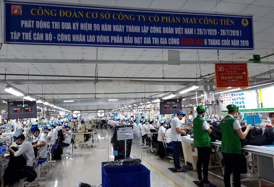 CĐCS Công ty cổ phần may Công Tiến treo băng rôn phong trào thi đua tại xưởng sản xuất. Ảnh: Lý Oanh