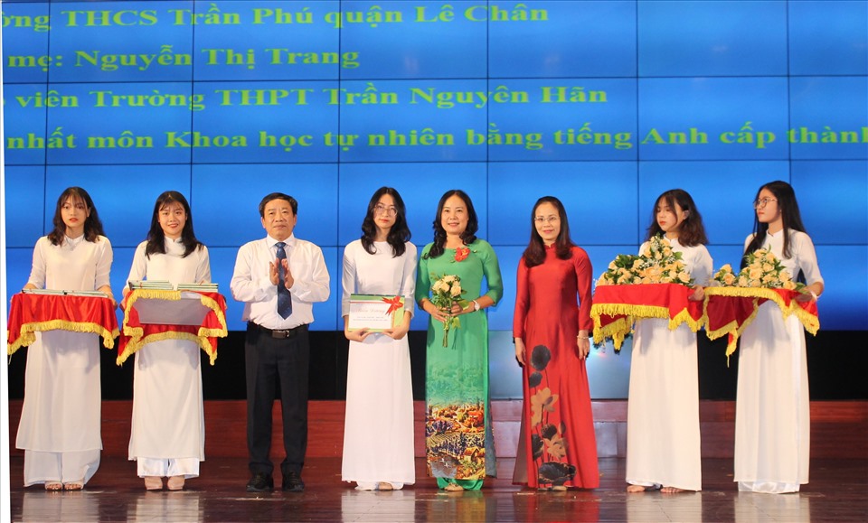 Đại diện lãnh đạo Sở Giáo dục Đào tạo, Liên đoàn Lao động TP.Hải Phòng tặng quà con CB, NG, NLĐ đạt thành tích xuất sắc. Ảnh MD