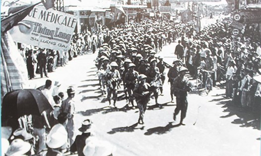 Niềm vui của người dân khi chào đón đoàn quân chiến thắng trên phố Đinh Tiên Hoàng.