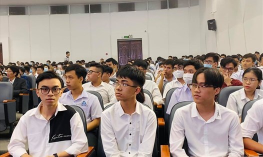 Trần Công Huy Hoàng (ngoài cùng bên trái), Nguyễn Huy Hoàng (ở giữa) và Trần Huy Hoàng (ngoài cùng bên phải) với 29.5 điểm, là thủ khoa Đại học Bách khoa (Đại học Quốc gia TPHCM) năm 2020. Ảnh:Thy Huyền
