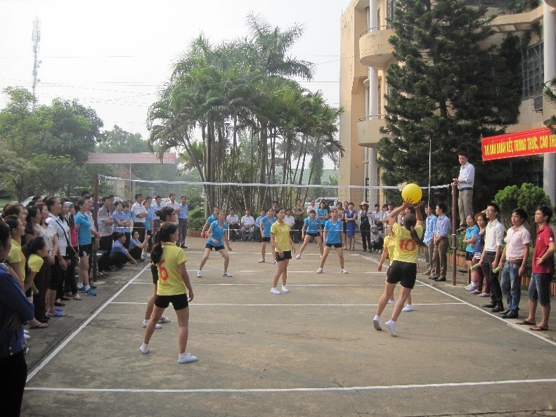 Giao lưu bóng chuyền hơi nữ giữa các đơn vị đường sắt khu vực Vinh. Ảnh: CĐ ĐS