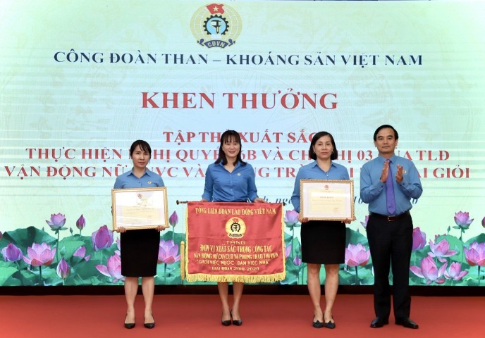 Ông Lê Thanh Xuân - Chủ tịch Công đoàn TKV - khen thưởng tập thể xuất sắc thực hiện tốt Nghị quyết, Chỉ thị của Tổng Liên đoàn Lao động Việt Nam. Ảnh: Văn Tiến.