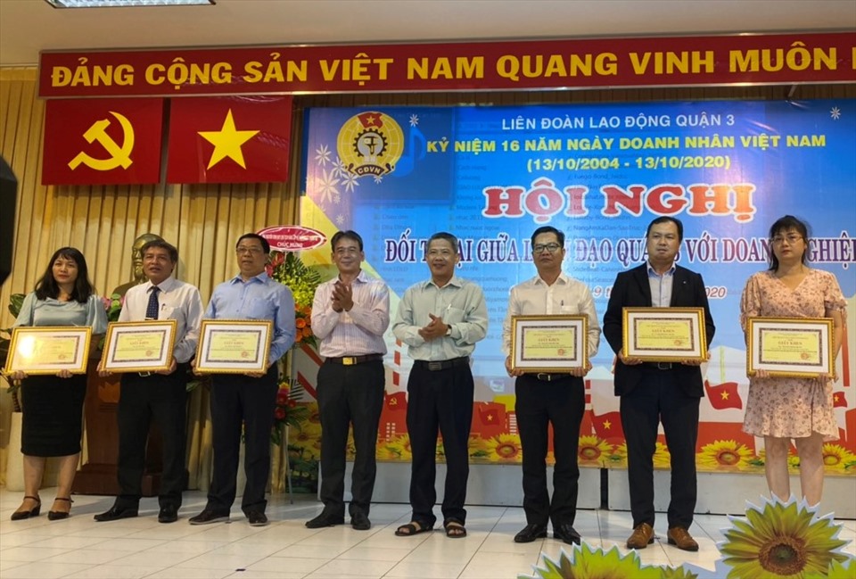 Các chủ doanh nghiệp chăm lo tốt cho người lao động được tuyên dương. Ảnh Đức Long