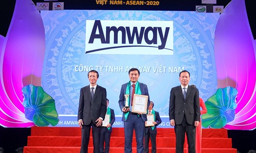Đại diện Amway Việt Nam nhận giải thưởng.