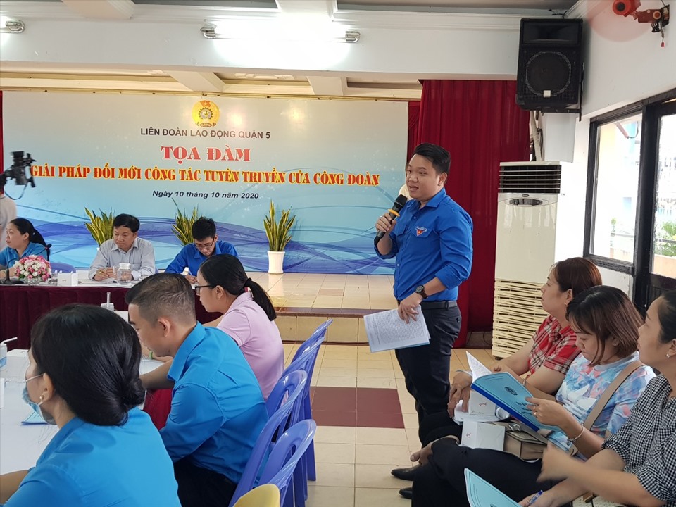Đại biểu phát biểu ý kiến tại tọa đàm. Ảnh Đức Long