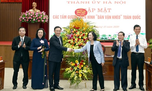 Lãnh đạo Ban Dân vận Trung ương tặng hoa chúc mừng thành phố Hà Nội nhân kỷ niệm 1010 năm Thăng Long - Hà Nội. Ảnh: Hanoi.gov