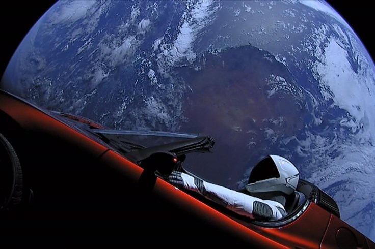 Siêu xe Tesla Roadster tiếp cận Sao Hoả
