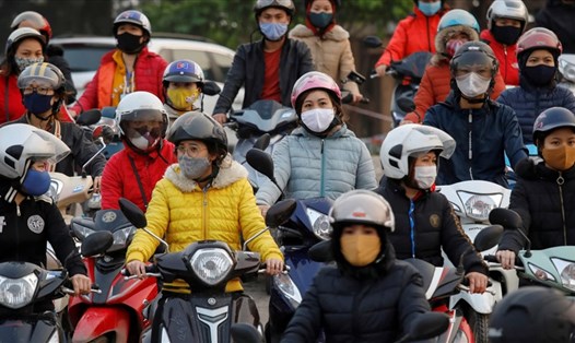 Người dân Hà Nội thường xuyên đeo khẩu trang để tránh ô nhiễm ngay từ trước khi COVID-19 xuất hiện ở Việt Nam. Ảnh: Reuters.