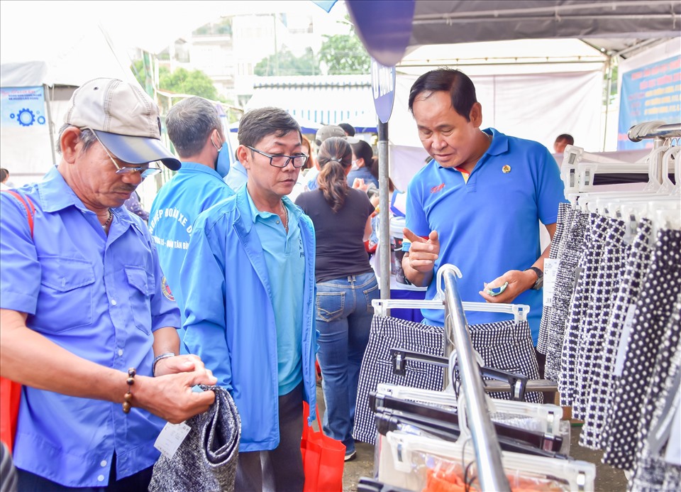 Tham gia ngày  hội, đoàn viên công đoàn, người lao động được mua hàng giảm giá. Ảnh Đức Long