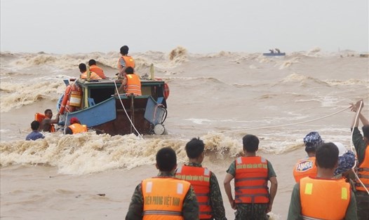 Thủ tướng chỉ đạo khẩn trương tìm kiếm, cứu nạn thuyền viên bị mất tích tại biển Cửa Việt. Ảnh minh hoạ: Hưng Thơ