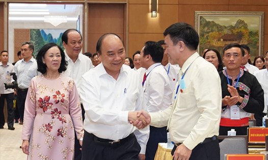 Thủ tướng Nguyễn Xuân Phúc cùng các đại biểu tham dự buổi gặp mặt. - Ảnh: Quang Hiếu
