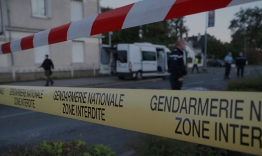 Cảnh sát phong tỏa hiện trường vụ va chạm máy bay và tàu lượn ở Pháp hôm 10.10. Ảnh: AFP