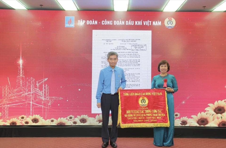 Phó Chủ tịch Tổng LĐLĐVN Trần Văn Thuật trao Cờ thi đua của Tổng LĐLĐVN cho Công đoàn cơ sở Liên doanh Việt - Nga Vietsovpetro. Ảnh: CĐ DK
