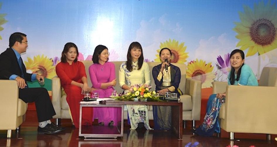 Các nữ cán bộ công đoàn tiêu biểu ngành giao thông vận tải chia sẻ kinh nghiệm trong phong trào thi đua "Giỏi việc nước - đảm việc nhà". Ảnh: Hà Anh