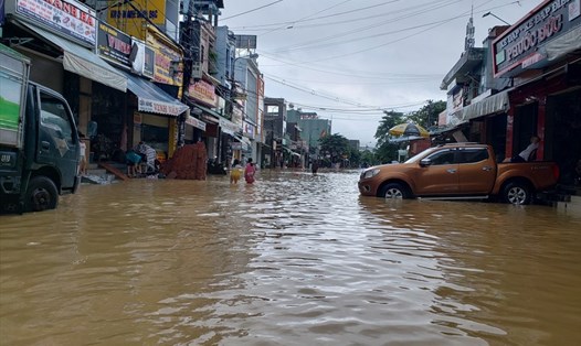Mưa lớn, nước trên các sông Thu Bồn, Vu Gia - Quảng Nam dâng cao, khiến hạ du ngập sâu trong lũ. Huyện Đại Lộc xấp xỉ đỉnh lũ 2013. Ảnh: T.Th
