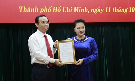 Chủ tịch Quốc hội Nguyễn Thị Kim Ngân thay mặt Bộ Chính trị trao quyết định của Bộ Chính trị cho ông Nguyễn Văn Nên. Ảnh: Tá Lâm