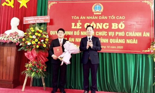 Phó Chánh án TAND Tối cao Nguyễn Văn Tiến trao Quyết định bổ nhiệm cho ông Lương Văn Hùng. Ảnh: Toà án tối cao.