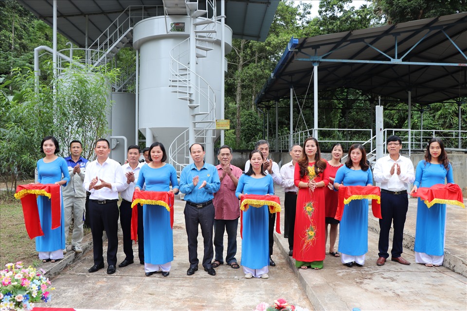 Các đại biểu cắt băng khánh thành công trình. Ảnh: Ngọc Liêm.