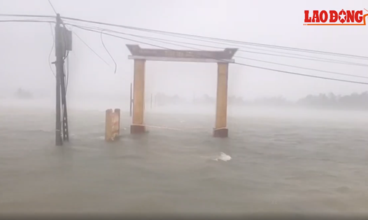 Bão số 6 lao nhanh vào Quảng Nam gây mưa lớn, ngập lụt nhiều nơi.