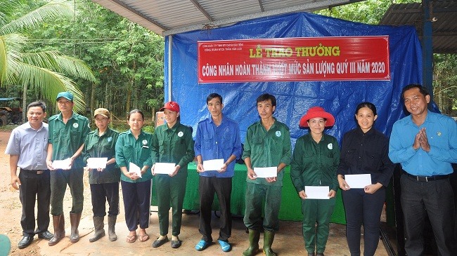 Công đoàn của công ty Cao su Dầu Tiếng, Bình Dương đã thăm và trao thưởng cho các công nhân cùng nỗ lực sản xuất trong dịch bệnh.
