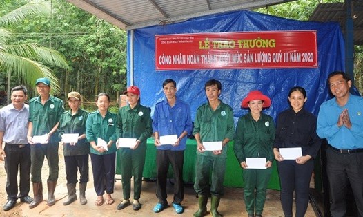 Công đoàn của công ty Cao su Dầu Tiếng, Bình Dương đã thăm và trao thưởng cho các công nhân cùng nỗ lực sản xuất trong dịch bệnh.