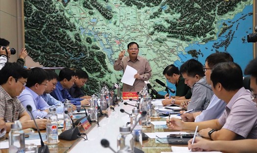 Bộ trưởng Nguyễn Xuân Cường yêu cầu khẩn trương ứng phó với bão số 6 tiếp tục gây mưa lớn cực đoan tại miền Trung. Ảnh: Vũ Long