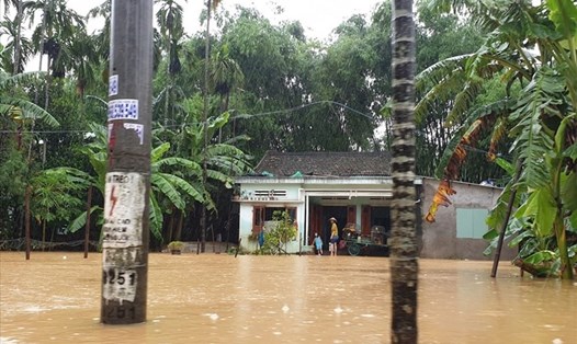 Hàng trăm nhà dân tại xã Đại Cường (Quảng Nam) ngập sâu trong mưa lũ. Ảnh: Hữu Long