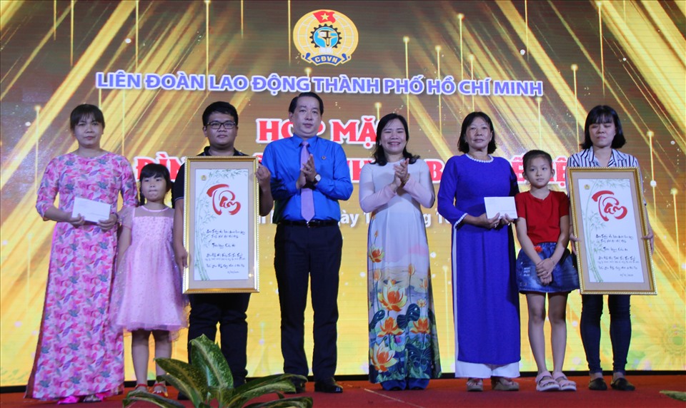 Các gia đình công nhân 3 thế hệ nhận quà từ LĐLĐ TPHCM tại chương trình. ẢNH: Chân Phúc