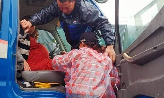 Một thai phụ ở huyện Đại Lộc được lực lượng chức năng đưa đến bệnh viện sinh sản. Ảnh: Hữu Long