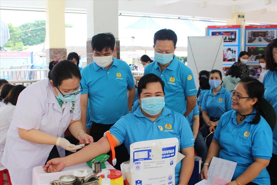 Kiểm tra sức khỏe, tầm soát ung thư cho CNVCLĐ. Ảnh Đức Long