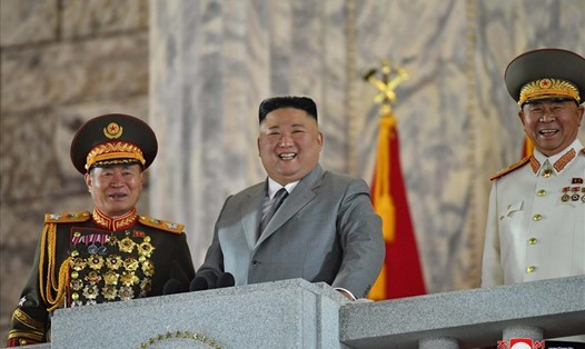Nhà lãnh đạo Triều Tiên Kim Jong-un trong lễ duyệt binh ngày 10.10. Ảnh: KCNA