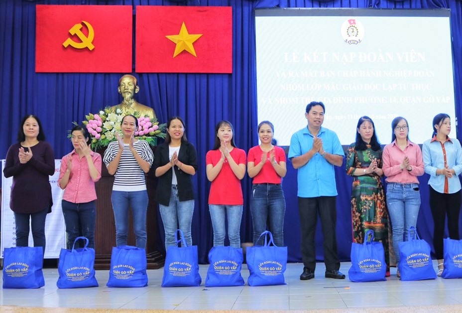 Ông Giang Văn Nam, Trưởng Ban Tổ chức LĐLĐ TPHCM, tặng quà cho các đoàn viên nghiệp đoàn. Ảnh Đức Long