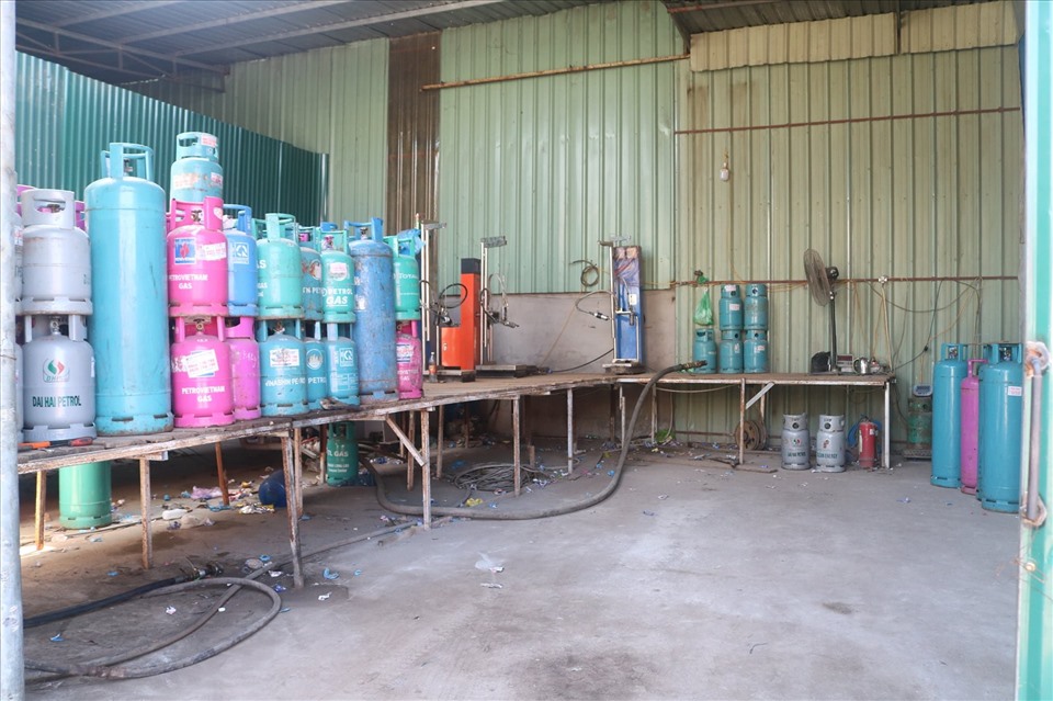 Kho chứa gas cùng nhiều thiết bị sang chiết gas được Công an Tp Hải Phòng phát hiện, xử lý. Ảnh CTV