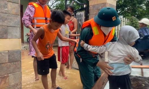 Hơn 31.200 dân miền Trung đã phải sơ tán trong đợt mưa lũ, bão số 6 vừa qua. - Bộ đội giúp dân Liên Chiểu Đà Nẵng sơ tán đêm 10.10. Ảnh: B.PH