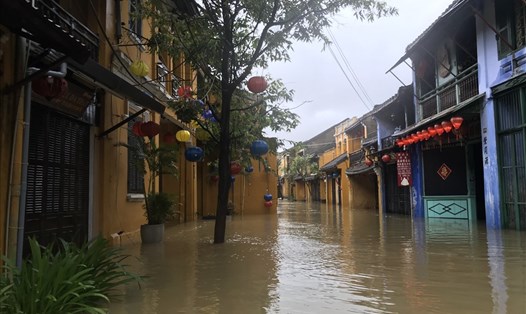 Phố cổ Hội An ngập sâu trong nước do ảnh hưởng bão số 6. Ảnh: Mai Hương