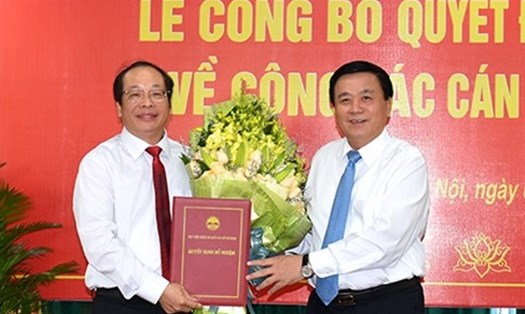 GS.TS Nguyễn Xuân Thắng trao quyết định và chúc mừng PGS.TS Lưu Văn An. Ảnh HVCTQGHCM