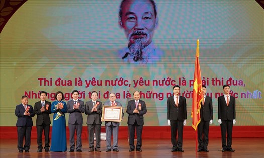 Thủ tướng trao Huân chương Hồ Chí Minh cho Hội Nông dân Việt Nam. Ảnh: Quang Hiếu