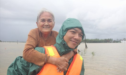 Giải cứu hàng trăm người dân "mắc kẹt" tại vùng ngập lụt ở Quảng Nam. Ảnh:Thanh Chung