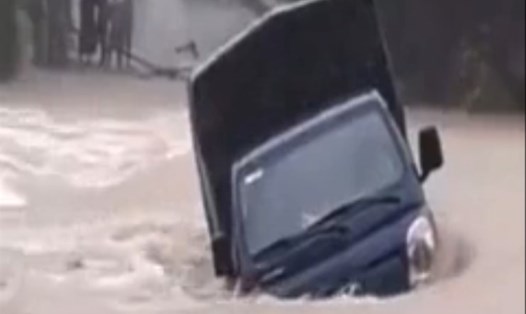 Chiếc xe tải bị dòng nước cuốn trôi ở huyện Tiên Phước. Ảnh: Chụp màn hình