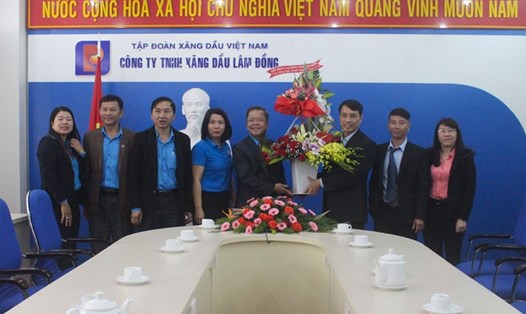 Ông Hoàng Liên, Chủ tịch LĐLĐ tỉnh(bên trái) thăm và chúc mừng Công ty TNHH Xăng dầu Lâm Đồng. Ảnh Thy Vũ