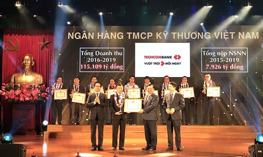 Phó Tổng Giám đốc Techcombank, ông Phạm Quang Thắng nhận bằng khen tại buổi lễ vinh danh.