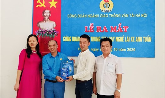Phó chủ tịch Công đoàn ngành Ngô Minh Hoàn  trao quyết định thành lập công đoàn cơ sở Trung tâm dạy nghề lái xe Anh Tuấn. Ảnh: CĐ HN