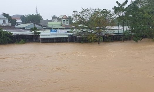 Áp thấp nhiệt đới và hoàn lưu bão gây mưa lớn, lũ trên các sông đang lên nhanh. Ảnh:  Thanh Chung